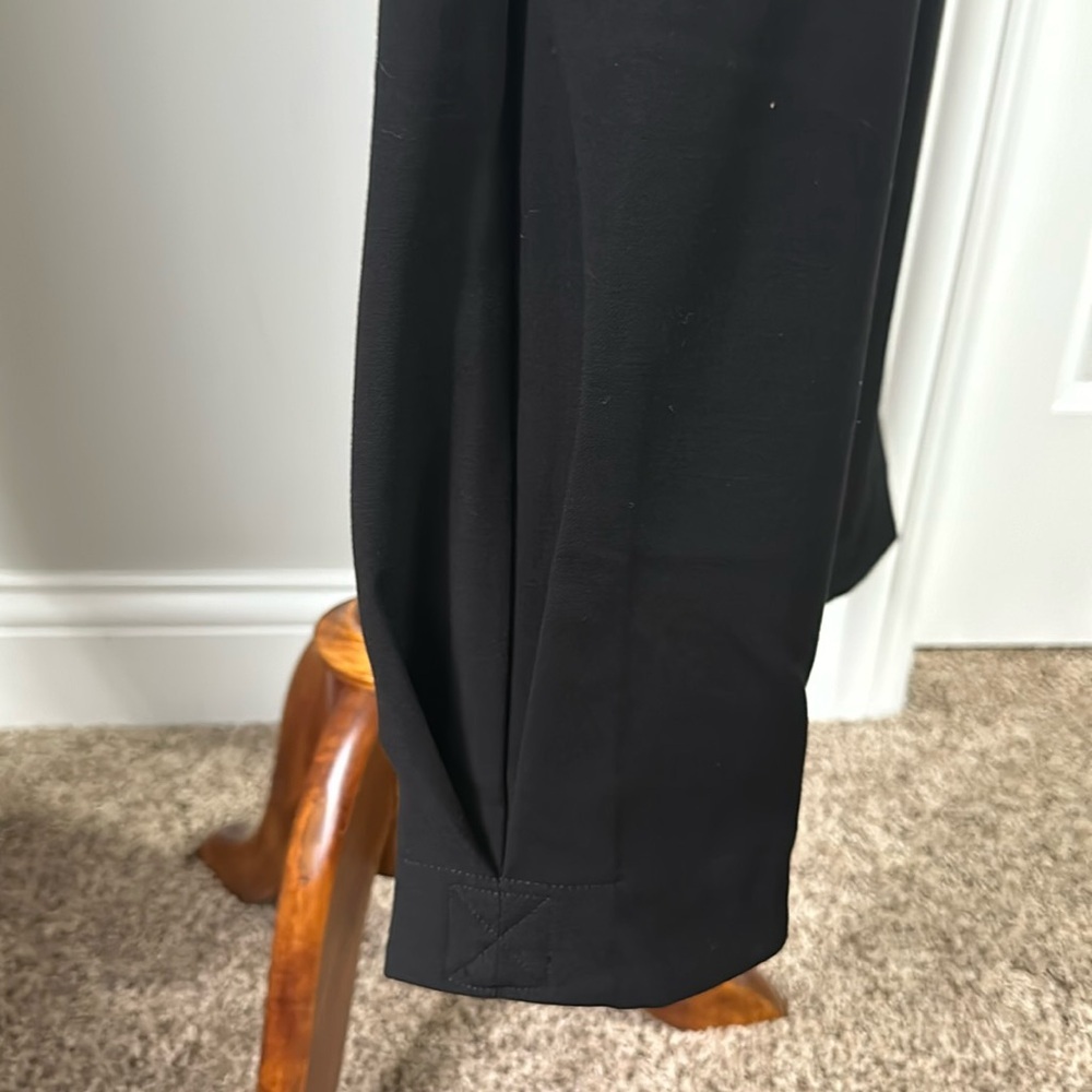 NWT - Express black cargo pants with cinched ankles. Size 6R - Picture 6 of 6